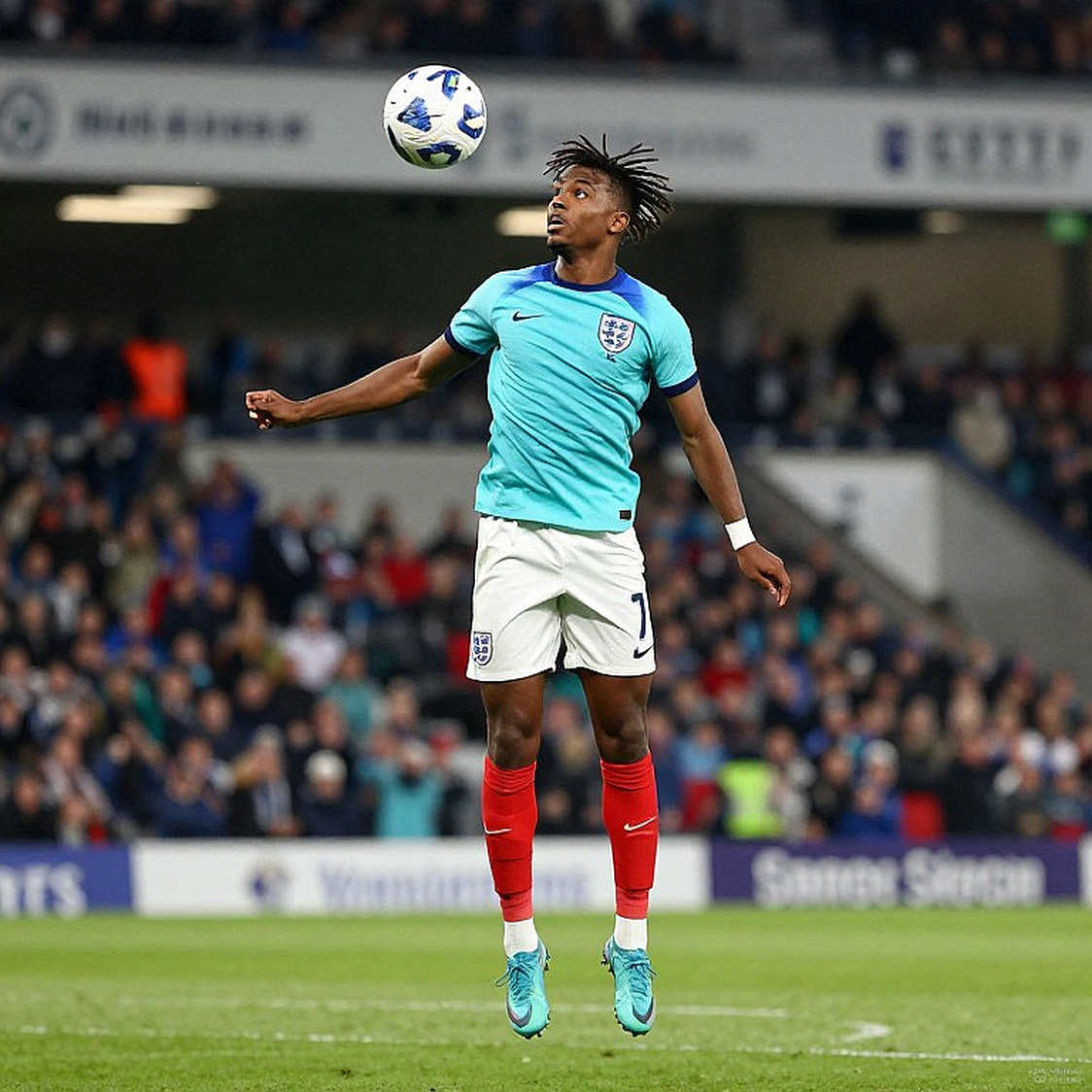 Khoảnh Khắc Giữa Sân: Trent Alexander-Arnold Thử Nghiệm Vị Trí Tiền Vệ Tại Real Madrid Dưới Lệnh Jose Mourinho